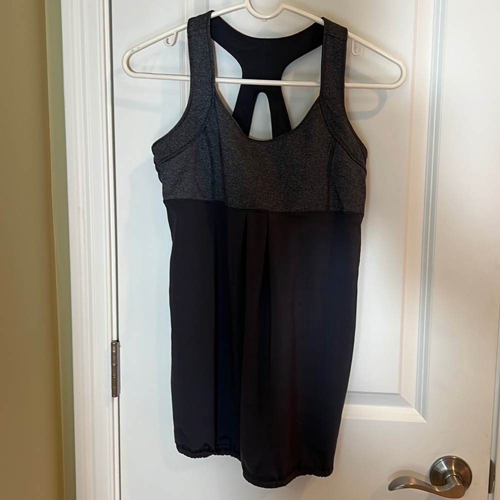 Old navy tank w built in bra size medium.